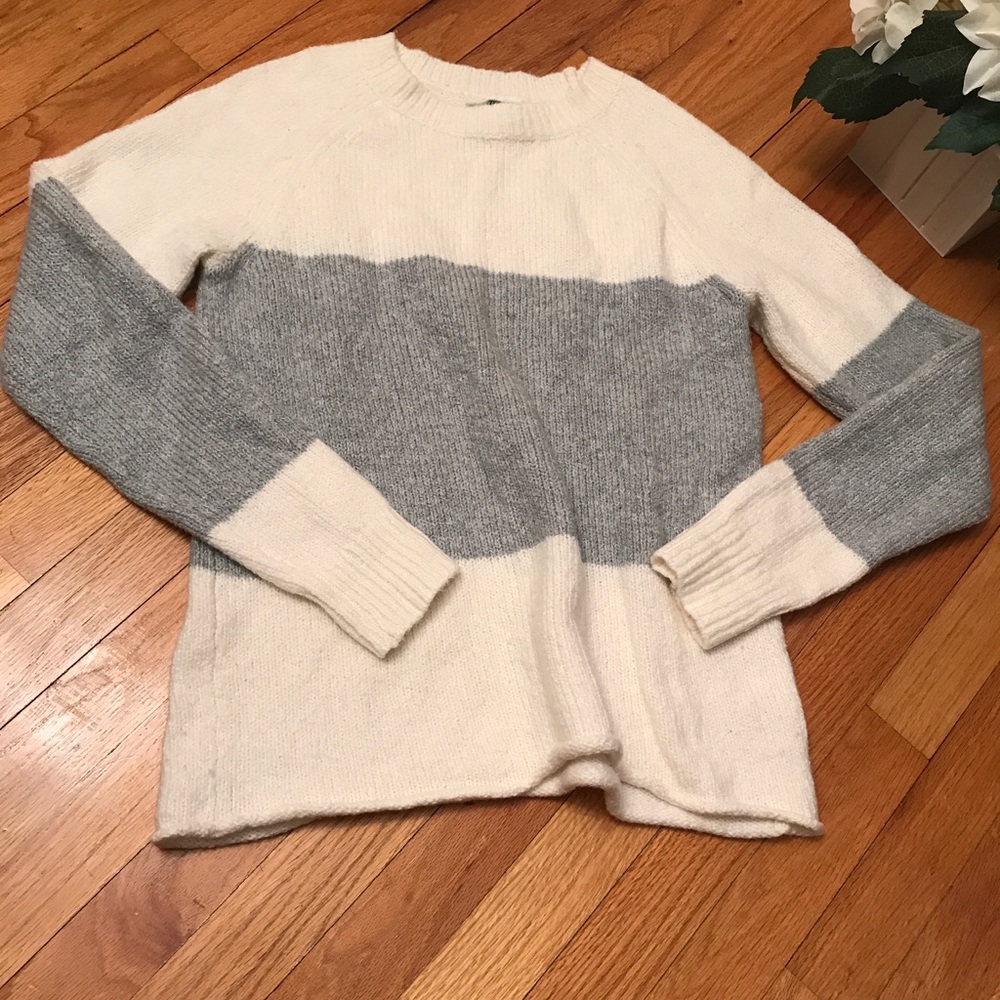 ❤️BASS: White & Gray Coziest Sweater Ever! - Picture 4 of 8